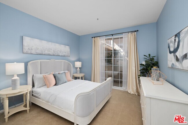 Building Photo - 930 N Doheny Dr
