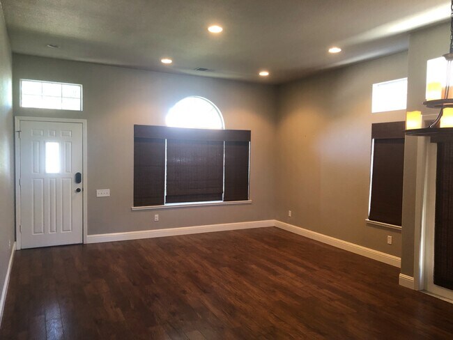 Building Photo - Amazing Single Story Home Located in Rosev...