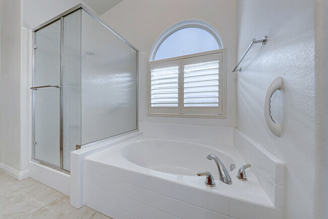Building Photo - Carry Over Showing: This property has been shown before and will be rented to the first most qual...