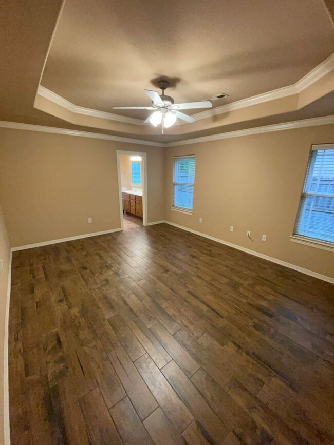 Building Photo - Gorgeous 3 Bedroom 2 Bathroom Single Famil...