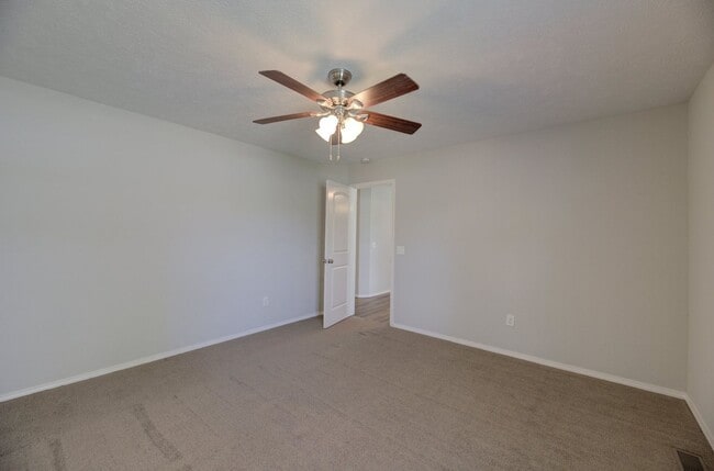 Building Photo - 3 Bedroom in Republic!
