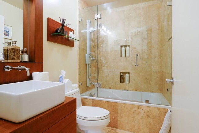Building Photo - Elegant & Expansive Furnished 3 Bedroom/2 ...