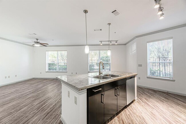 Building Photo - 8877 Lakes at 610 Dr