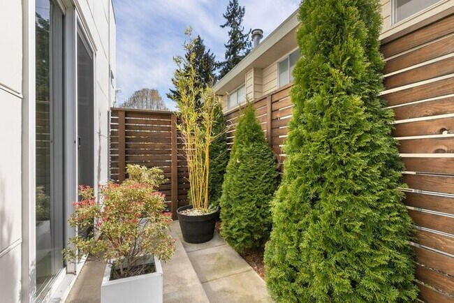 Building Photo - Stunning Modern Air-Conditioned in Coveted...