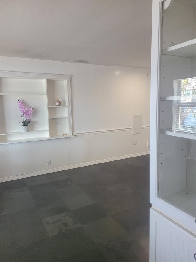 Building Photo - 815 Middle River Dr