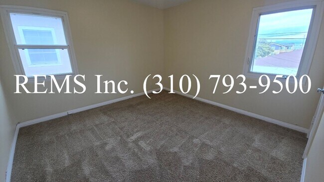 Building Photo - Bright Upstairs 1 Bedroom Apartment w/ Shared Garage Parking