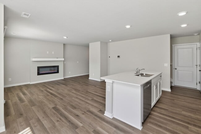 Building Photo - MODERN COMFORT!! 3 Bedroom, 3 Bathroom Townhome in Urbandale!