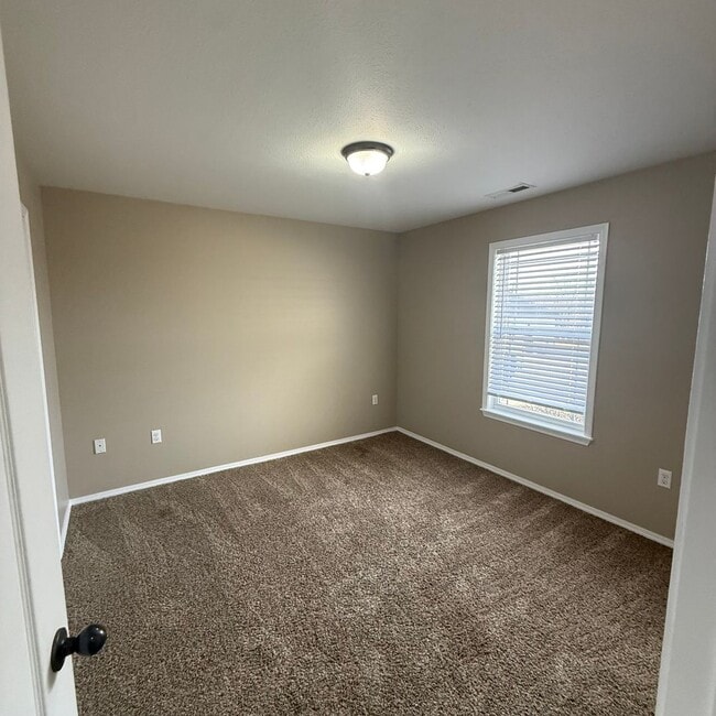 Building Photo - Quiet Country Living - Beautiful Available Now