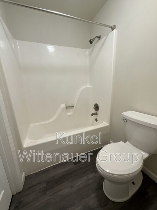 Building Photo - 19 Twin Oaks Dr