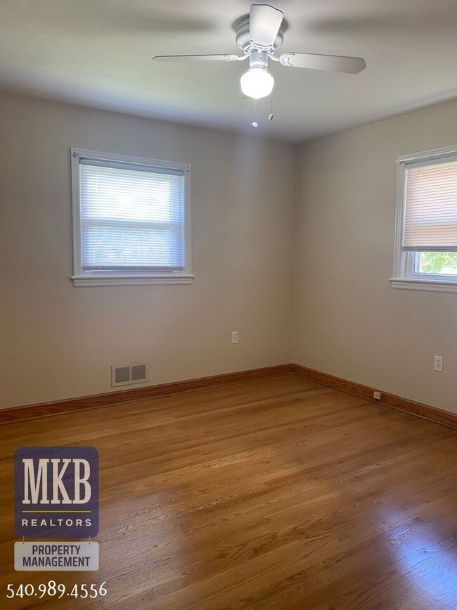 Building Photo - 3136 Fleetwood Ave SW