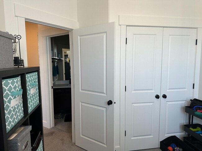 Building Photo - 4672 Vermillion Dr