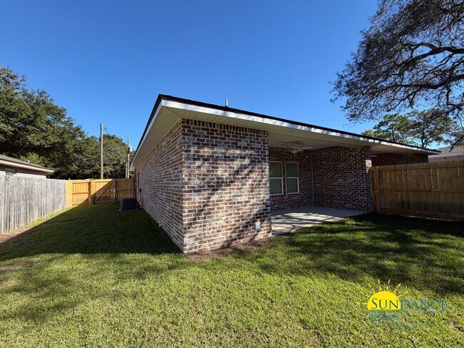 Building Photo - Beautiful 2 Bedroom Duplex in Fort Walton Beach near Beal Parkway!