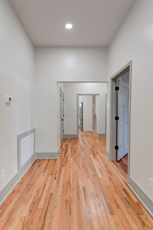 Building Photo - Pre-Leasing for the 26-27 School Year! - M...