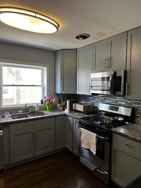 Building Photo - 1617 W Glenlake Ave