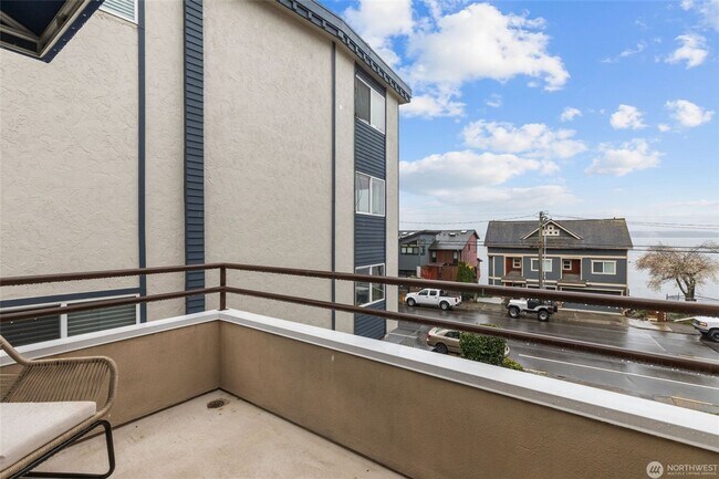 Building Photo - 2Bd/1.75Ba Seattle Condo