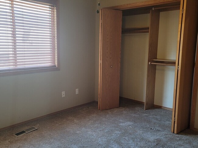 Building Photo - Three bedroom two bathroom twin home