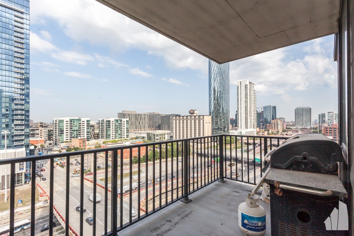 Building Photo - 210 S Desplaines St