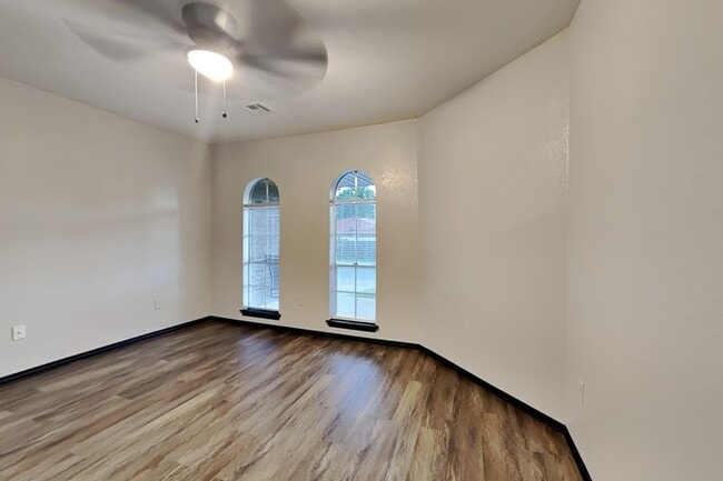 Building Photo - 640 N Markwell Ave