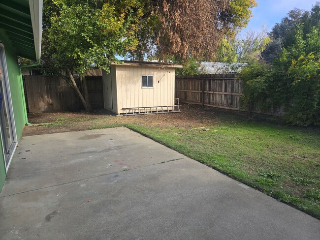 Building Photo - 3 bed 2 bath Single Home for Rent in Grants Pass