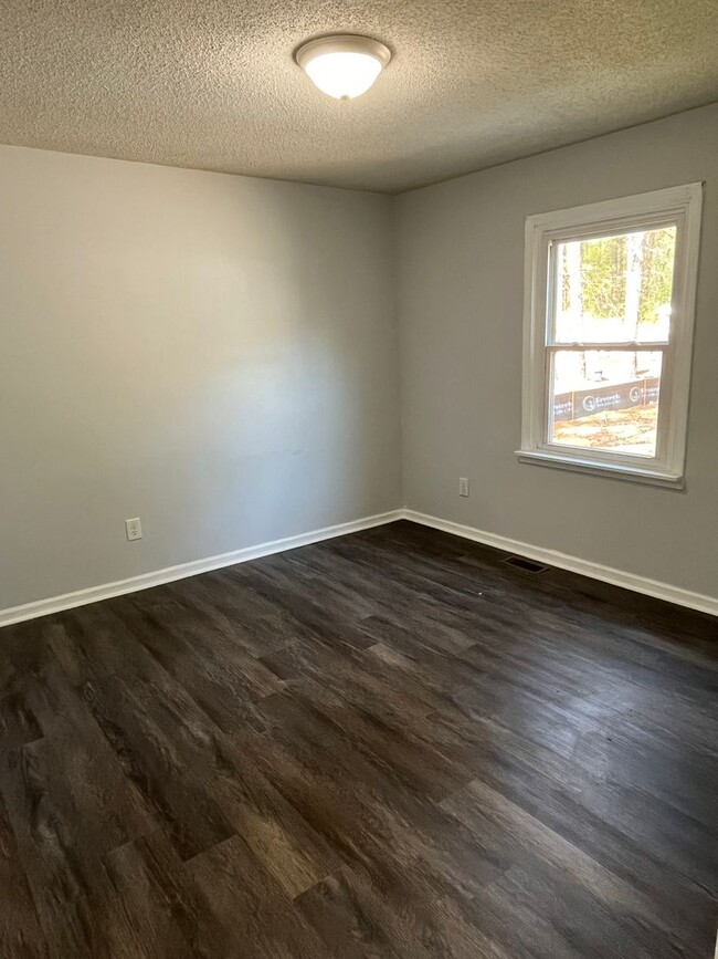 Building Photo - 1st Floor 2 Bed, 1 Bath Condo in Concord