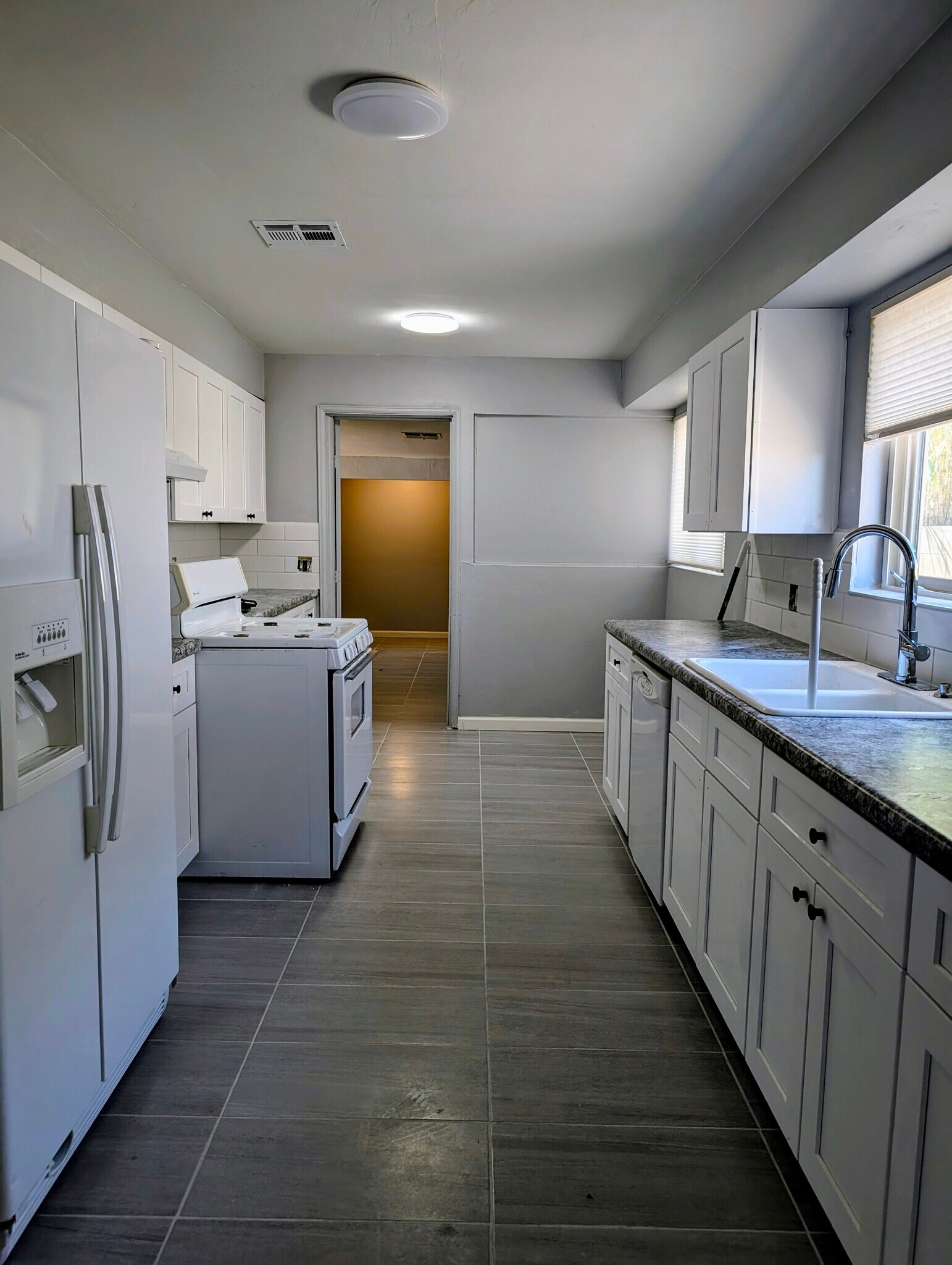 Building Photo - 2432 E Eastland St