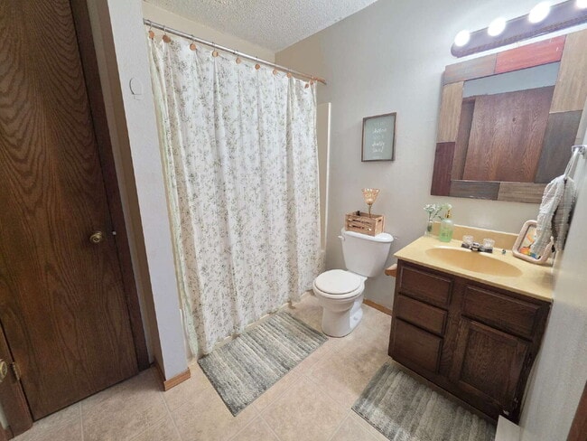 Building Photo - 2 Bedroom, 1 Bathroom with Attached Garage & Patio