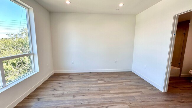 Building Photo - Top Floor 2-Bedroom with Quartz Counters &...