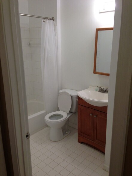 Bathroom - 2610 Wade Rd SE