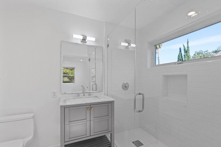 Building Photo - 1662 Lucile Ave