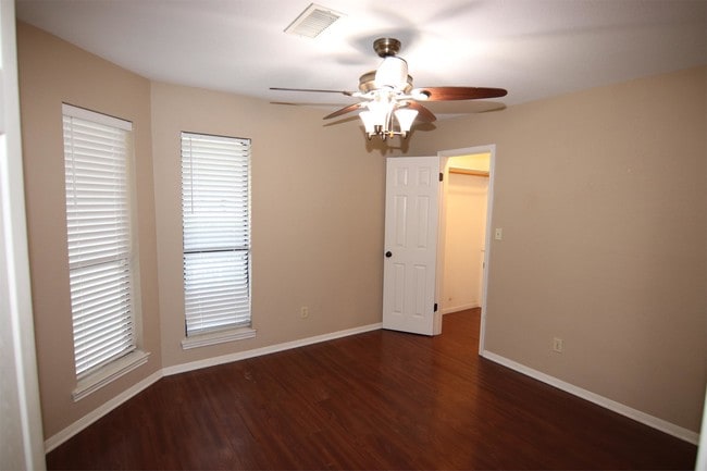 Building Photo - 5680 Brett Ln