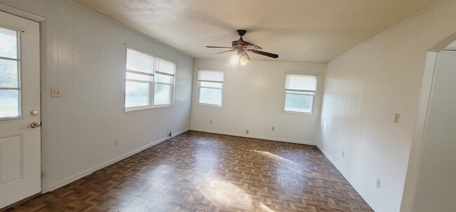 Building Photo - 11 Trails End Rd