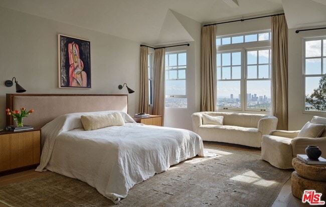 Building Photo - 8673 Hollywood Blvd