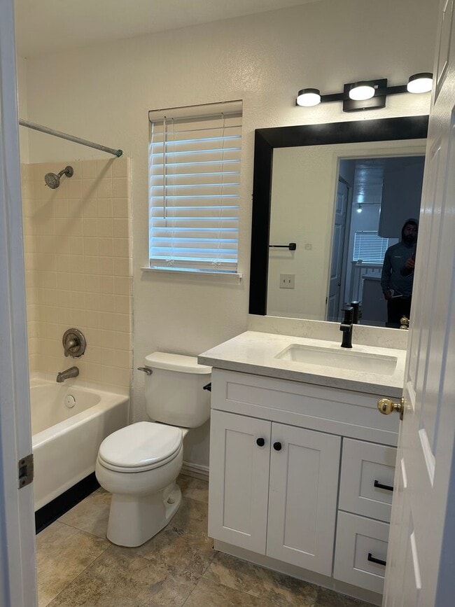 Building Photo - Stunning 3 Bed 3 Bath Duplex in Placentia with Open Floor Plan and Vaulted Ceilings.