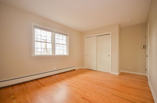 Building Photo - 27 N Maple Ct