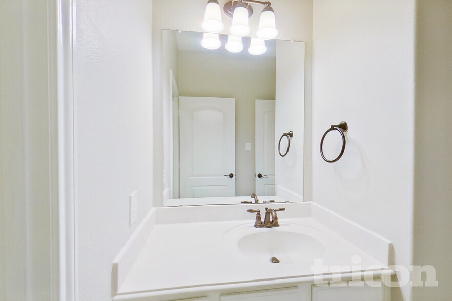 Building Photo - 616 Meadow Springs Dr