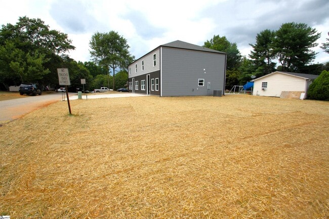 Building Photo - 404 Sierra Rd
