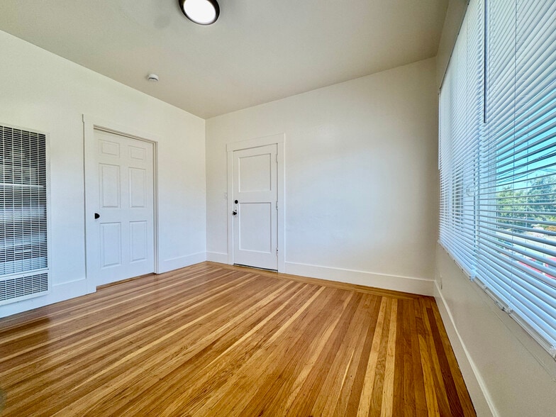 Building Photo - 835 40th St