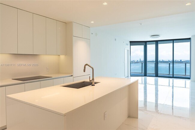 Building Photo - 700 NE 24th St