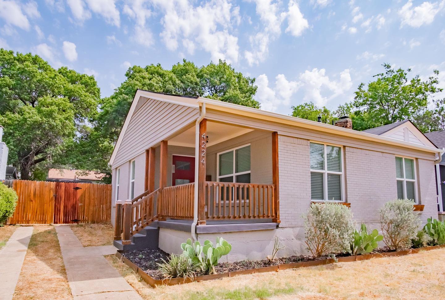 Building Photo - Updated West Fort Worth home with large ya...