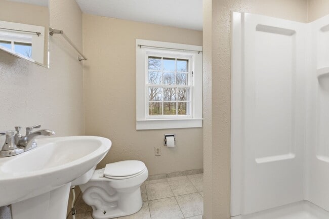 Building Photo - $1,900 - 3 Bedroom 3 Bathroom Unfurnished Home Just Outside Franklin