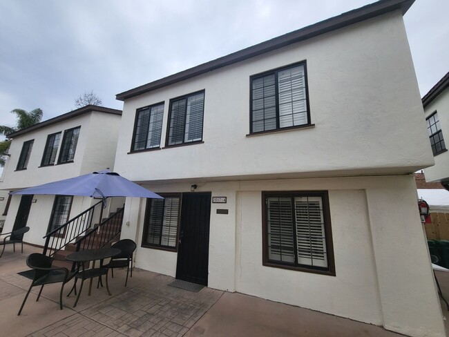 Building Photo - Quaint and Cozy 1x1 apartment in the histo...