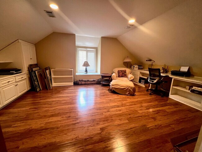 Building Photo - 1020 Embassy Row Way