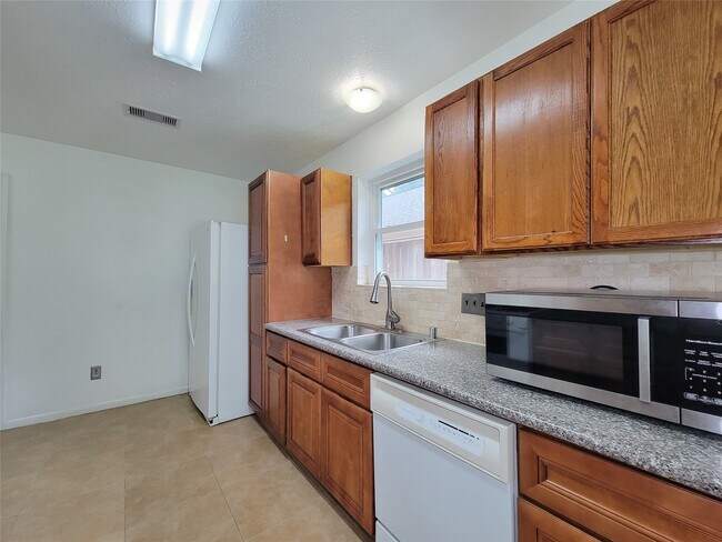 Building Photo - 16807 Sussex Dr