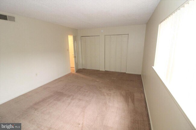 Building Photo - 8600A Village Square Dr