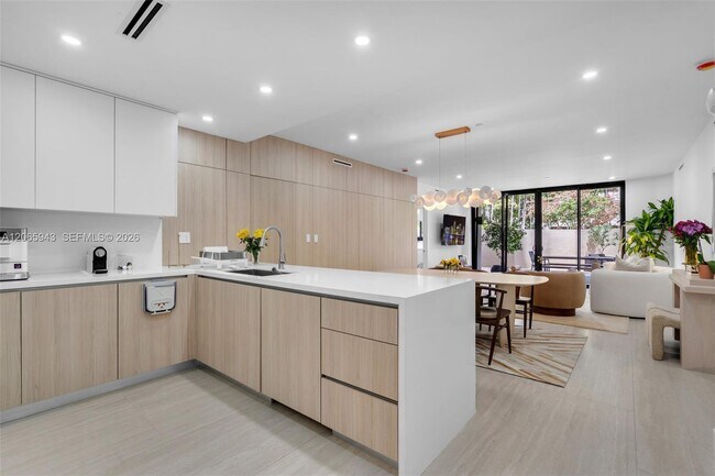 Building Photo - 151 Crandon Blvd