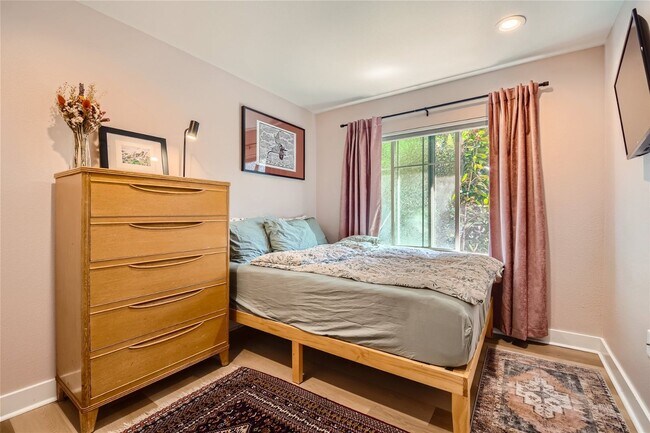 Building Photo - Available August 1st >> Stunning 1BR/1BA C...