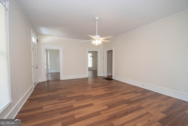Building Photo - Will not last! Walk to the square in Newna...