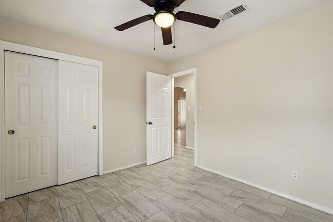 Building Photo - For Rent | 3 Bed / 2 Bath | 2 Car Garage |...