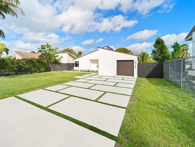 Building Photo - 212 SW 7th St