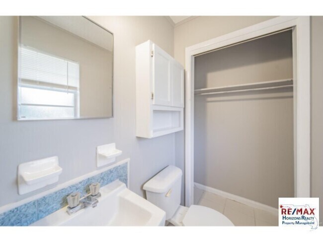 Building Photo - Charming Brick Ranch!